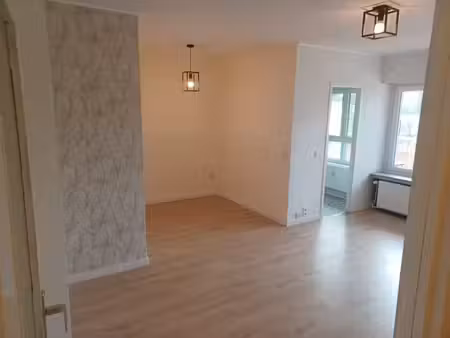 studio rénové à jette 750 euros + 150 euros de charges