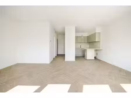 saint-gilles – studio entièrement rénové avec balcon