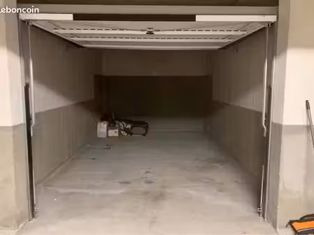 garage à vendre dans une résidence privée au pontet