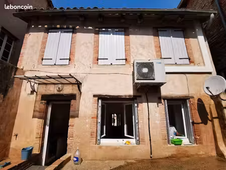 maison sur place du village 2 appart ou commerce