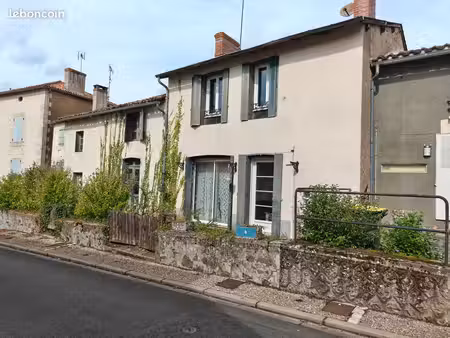 à vendre - deux maisons dans le bourg d'un petite village – idéal pour un projet de rénova