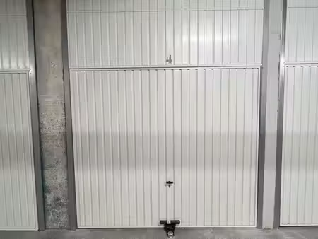 box/garage pour stockage  voiture - marseille 13012