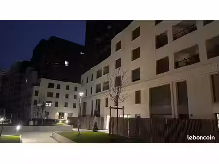 studio balcon au pied du métro ligne 11 et rer e