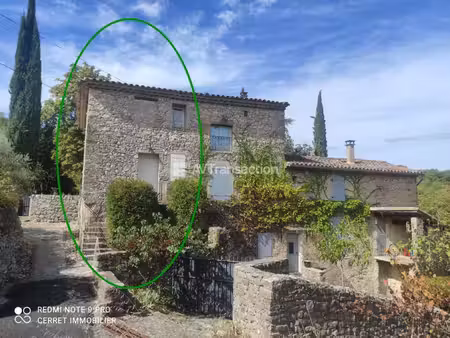 maison en pierres et jardin à deux pas du village