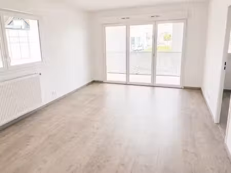 t3 avec terrasse  balcon et parking à cenon
