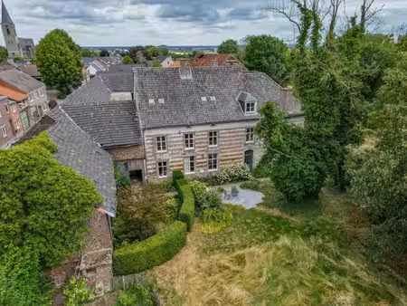 karaktervolle vierkantshoeve met 5 slaapkamers en prachtige binnenkoer