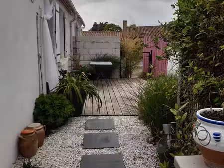 une petite maison pleine de charme  nichée entre forêt  marais