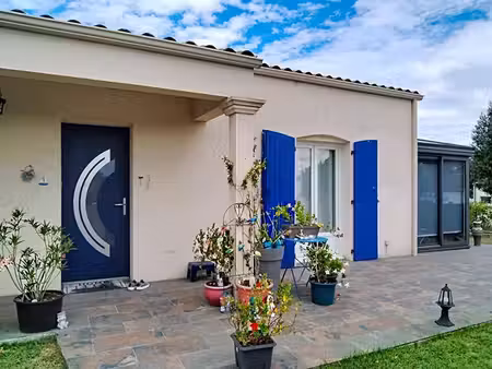 maison de 110m² avec 3 chambres  véranda et garage à saint romain de benet 289 000