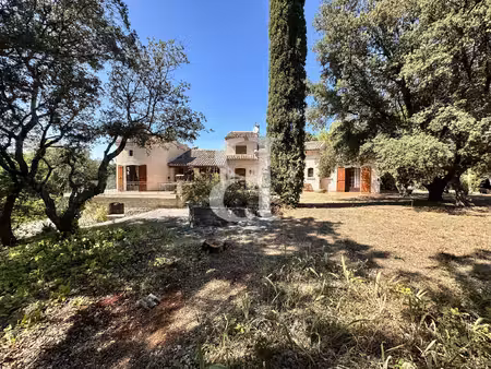 villa de caractère en position dominante  au coeur des garrigue
