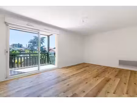 t2 lumineux avec terrasse ensoleillée