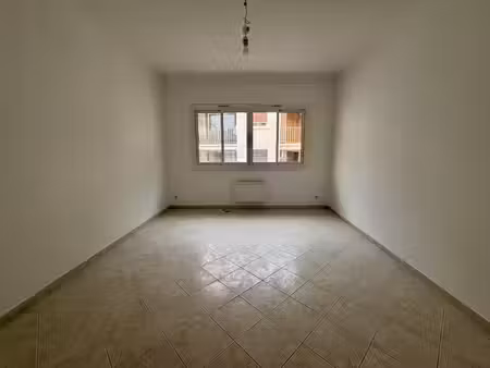 appartement t1 à louer en plein centre de cassis  cuisine indé