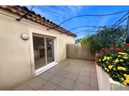 lambesc- appartement t3 + terrasse + place de parking - garage- 62.28m2
