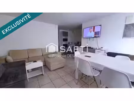 maison de rue avec de 2 appartements