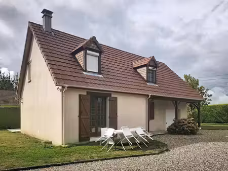 une maison familiale idéalement située  proche des commodités et des axes routiers !