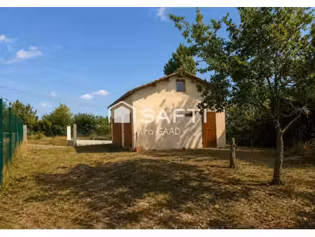 grande dépendance avec 660 m2 de terrain au coeur du village