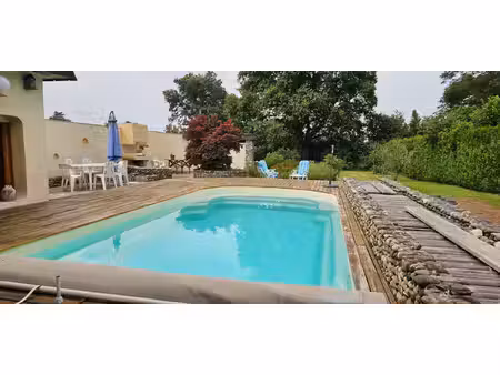 maison de plain-pied avec piscine et terrain arboré