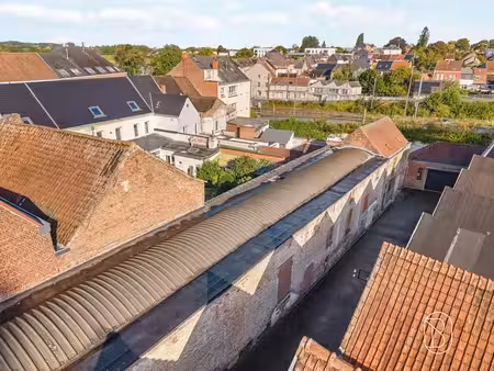 entrepôt polyvalent (+- 400m2) en plein centre de leuze!