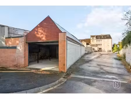 entrepôt polyvalent + parking en plein centre de leuze!