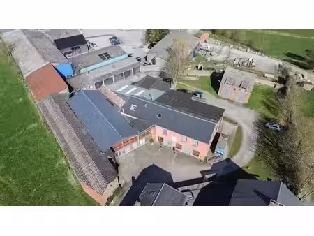 site d'exception avec loft  salle polyvalente et entrepôts