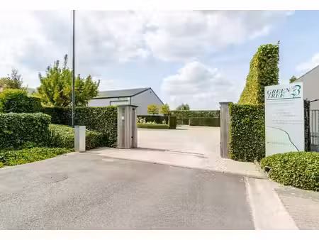 rustig gelegen woning met imposante loods in industriezone