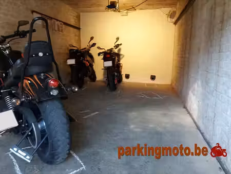 emplacement sécurisé pour 2 roues dans box fermé