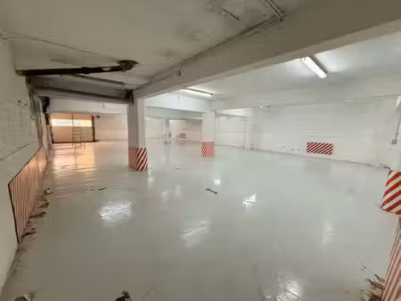 grand entrepot de 200m2