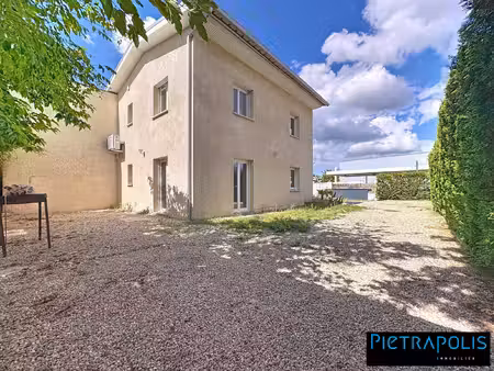bâtiment professionnel rénové en 2020 avec 3 pièces et un so