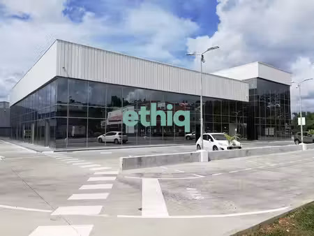 à louer – local professionnel aménagé de 296 m² – zac de