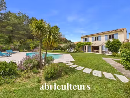 prestigieuse maison t8 de 233m² sur un terrain de 6700m² avec piscine à rognes 13840