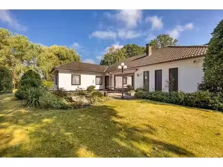 te renoveren gelijkvloerse woning op ca. 1400 m²