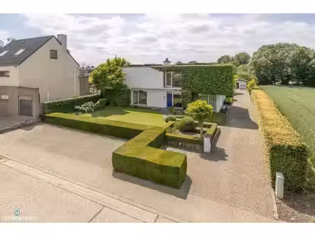 verrassend ruime  vrijstaande woning met multifunctionele ruimte (tandartspraktijk)  dubbe