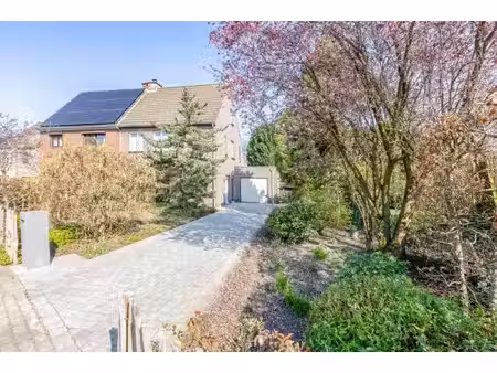 huiselijke halfopen bebouwing met prachtige tuin in geliefde woonwijk