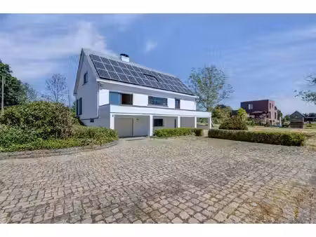 ruime villa met 5 slaapkamers en grote tuin