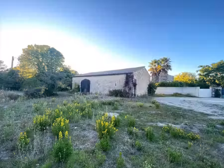 en vaunage  proche nîmes terrain constructible de 1355m2 et grange