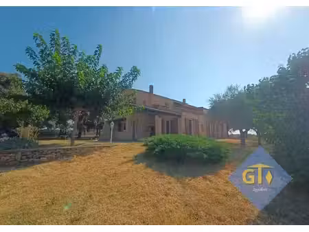 maison avec piscine et jardin