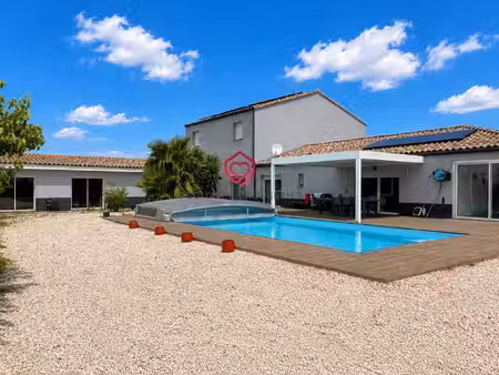 villa contemporaine sans vis à vis avec piscine et grands volumes
