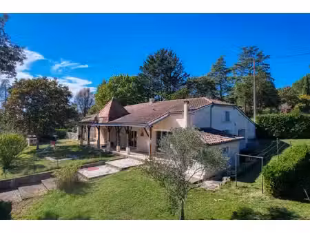 maison en pierre rénovée avec plus d’un hectare de terrain
