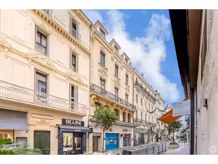 vente commerce 933m²