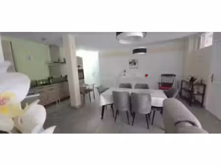 superbe appartement de standing de plain pied ( 83.5 m²) avec balcon