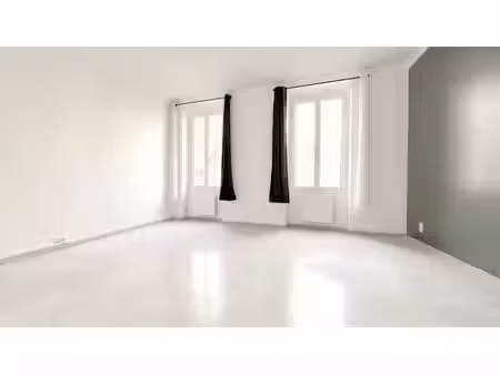 location locaux professionnels 3 pièces 48 m² à aix-en-provence (13090)  995 €