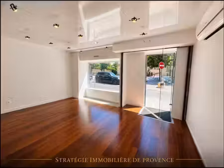 à vendre en exclusivite superbe local commercial de 33 m² plus cave voutée en plein cœur h