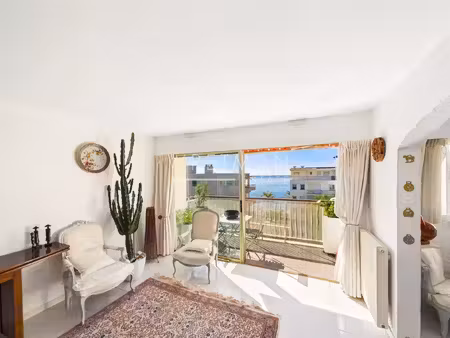 appartement 5 pièces au dernier étage avec vue mer – cagnes-sur-mer
