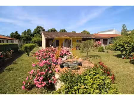 maison de plain pied avec garage et terrain arboré