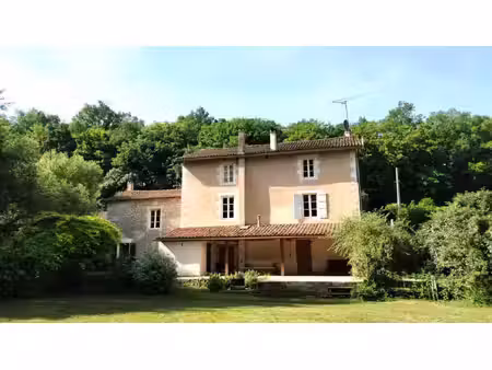 emblématique ancien moulin  bois/ecuries/dépendances  revenu potentiel  proche de...