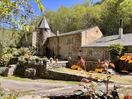 domaine de nature préservée et isolé dans la montagne noire  avec cascades et forêts