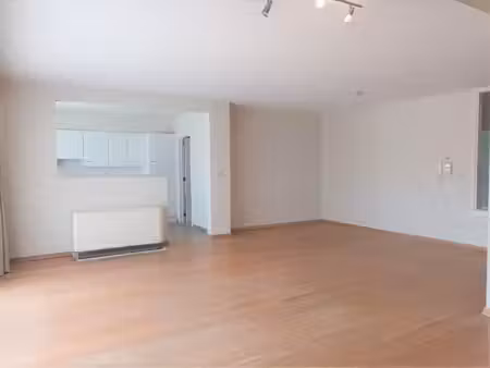mooi  ruim appartement met 2 slaapkamers gelegen in het hartje van kermt