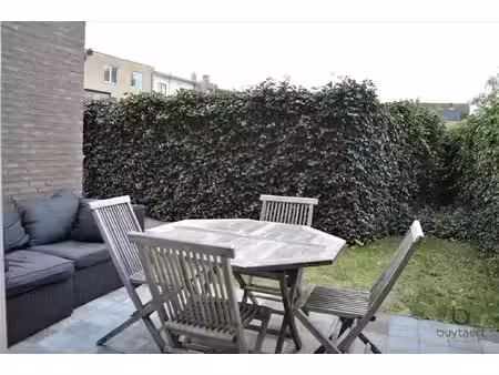 gelijkvloers appertement met tuin te schilde.