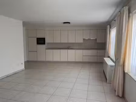 ruim appartement met 2 slaapkamers en garage
