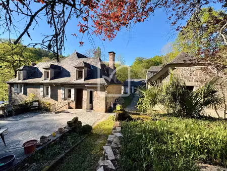maison en pierre de 190 m2 et dépendances