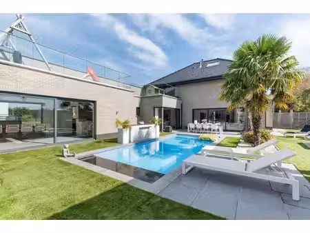 luxe villa met exclusieve tuin en 600m2 magazijn in kmo-zone
